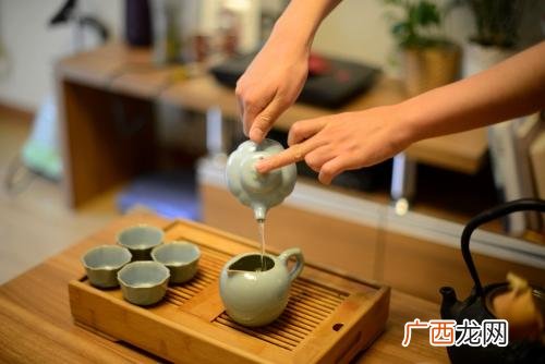 品茗是品茶的意思吗,品茗听雨是什么意思？