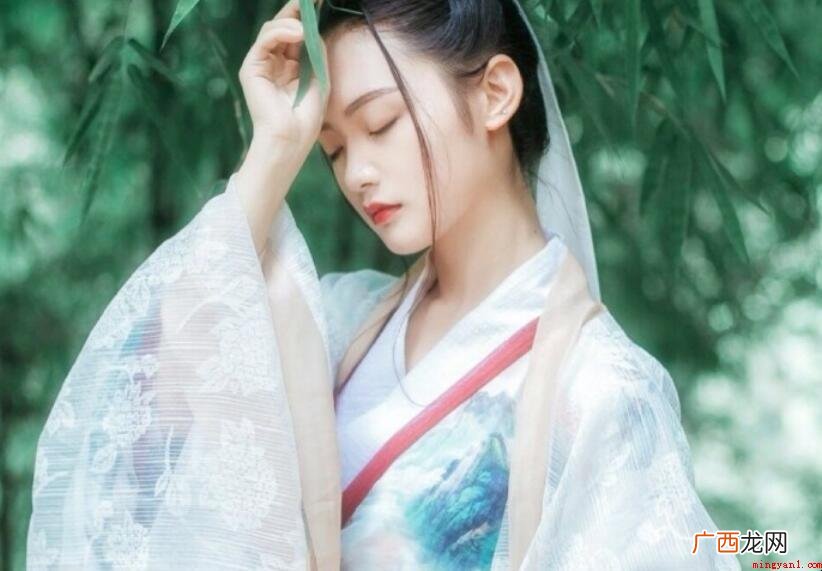 首低眉的近义词是什么呢 颔首低眉的近义词是什么