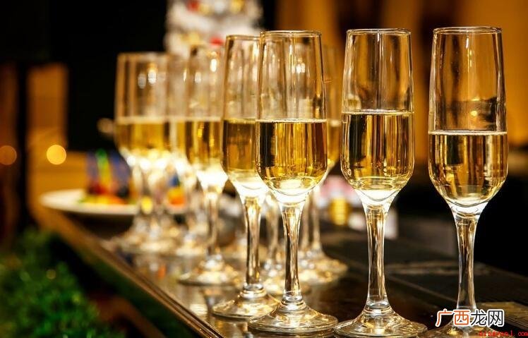 香槟酒是什么酒,香槟的含义是遭受法律法规维护的 香槟酒是什么酒