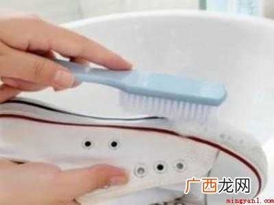 84消毒液漂白鞋子的正确方法
