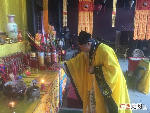 峨眉山是谁的道场,峨眉山现在有住道士的道观吗?不要听说的，要真知道的？