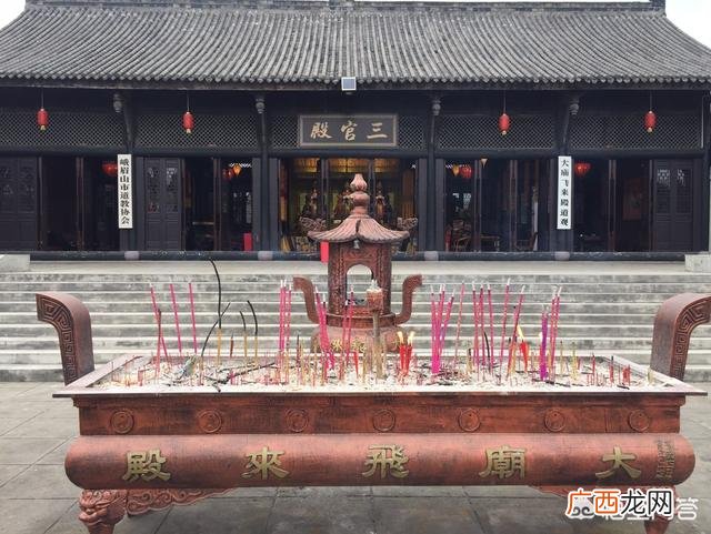峨眉山是谁的道场,峨眉山现在有住道士的道观吗?不要听说的，要真知道的？