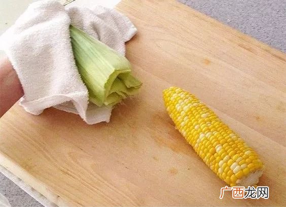 剥玉米皮技巧如何快速剥玉米皮,生玉米粒做饺子怎么剥？