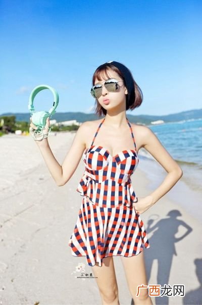 胸小穿什么泳衣,平胸MM该如何选泳衣？