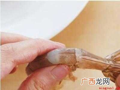 如何去除虾线和虾肠的具体操作 如何去除虾线和虾肠