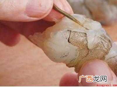 如何去除虾线和虾肠的具体操作 如何去除虾线和虾肠