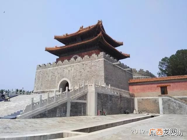 清朝的皇帝陵在什么地方,清朝12个皇帝为什么有13陵那？