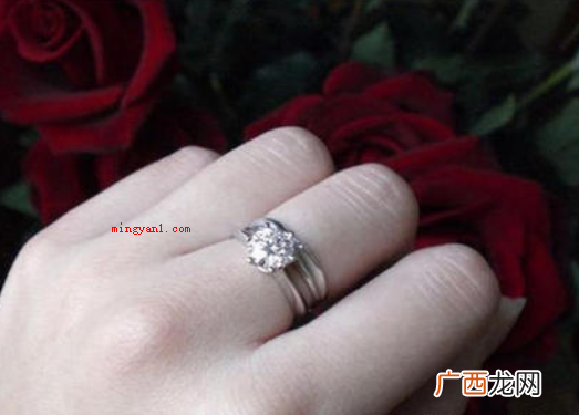 一般右手中拇指佩戴戒指1什么意思 右手中指戴戒指是什么意思