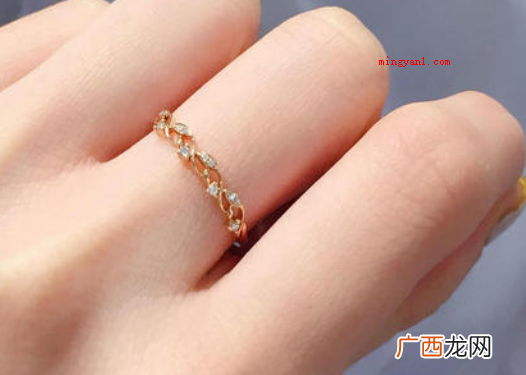 一般右手中拇指佩戴戒指1什么意思 右手中指戴戒指是什么意思
