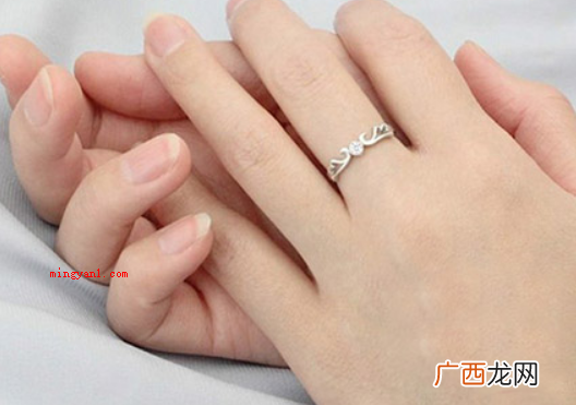一般右手中拇指佩戴戒指1什么意思 右手中指戴戒指是什么意思