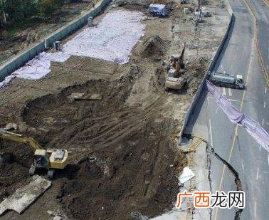 造成地面坍塌的原因是什么,为什么有些城市的地面会下沉?