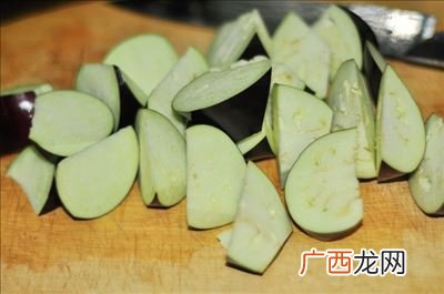 茄子怎么切滚刀块,翻茄子的最简单方法？