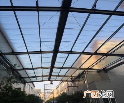 现在比较好的遮雨棚材料是什么,屋顶雨棚用什么材料既实惠又耐用？