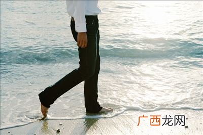 男生走路姿势怎么有气质,形容男人走路有气势优雅短句？