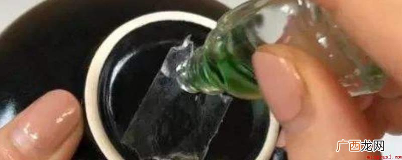 用纯棉毛巾将风油精擦抹在有胶印的地区 风油精去胶印的方法