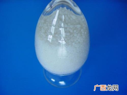 氢氧化钠和水生成什么,固体氢氧化钠和水反应生成什么化学方程式？