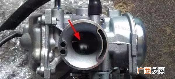 摩托车化油器在哪个位置,踏板车化油器放油螺钉位置图？