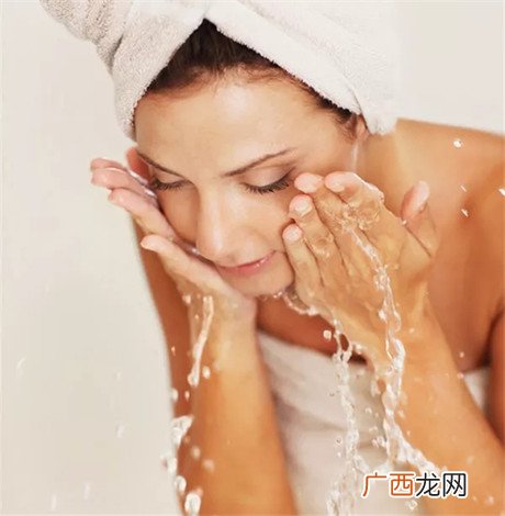 晚上经常不洗脸对皮肤有什么危害,一天早上洗脸晚上不洗好吗？