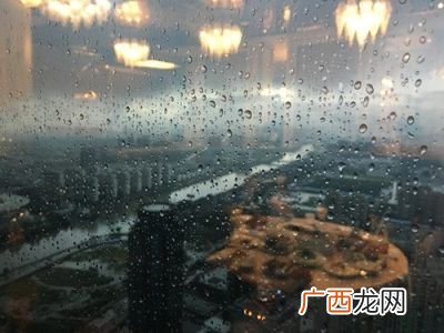 形容下雨的声音有什么好的形容词,表示下雨声音的词语？