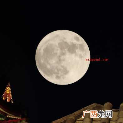 月亮的圆缺转变是由月球绕地球的公转造成的 月亮的圆缺变化是由什么引起的？