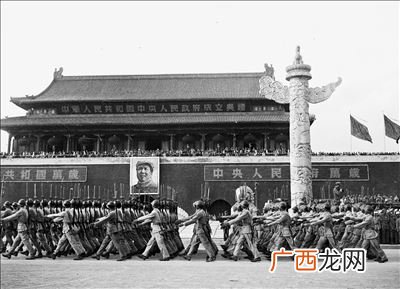开国大典那几架飞机从哪来的,开国大典说飞机不够飞两遍的是谁？