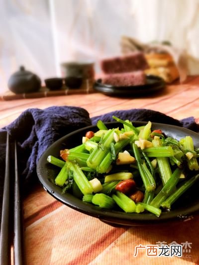 炝拌芹菜怎么做,炝拌大叶芹的做法？