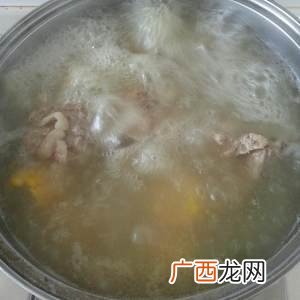 煲剑花汤需要哪些配料呢,绿丰剑花煲汤做法？