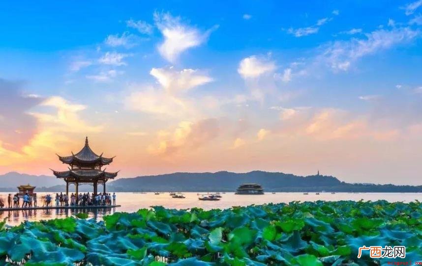 终究西湖六月中下一句诗词是什么 毕竟西湖六月中下一句诗句是什么