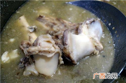 牛骨高汤怎样熬,商用牛骨高汤熬制方法？