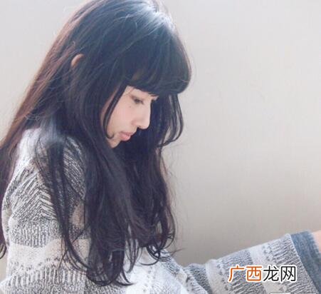 染自然黑色头发好看吗,我想把头发染黑色的能好看吗？