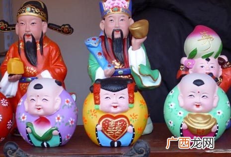 泥人张的特点,《泥人张》着重描写人物的什么，表现了泥人张什么的特点？