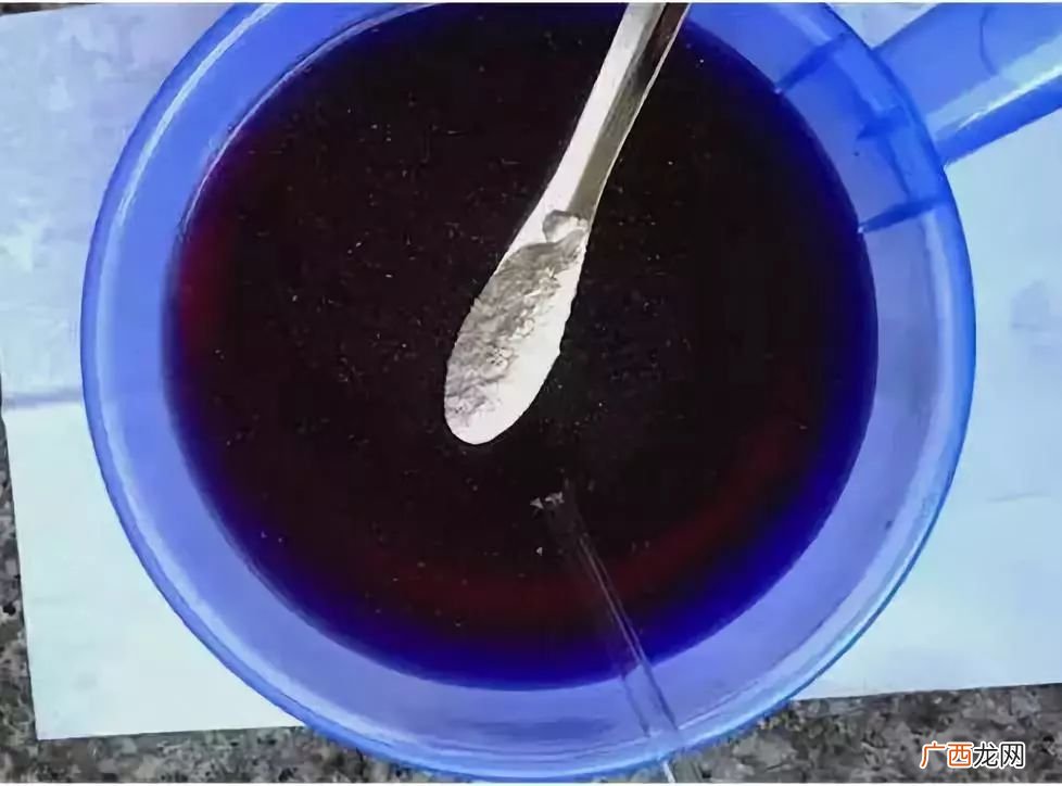 高锰酸钾离子是什么颜色,为什么酸性高锰酸钾是粉色？