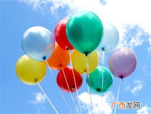 气球里面是氢气还是氦气,为什么气球内打入氢气会飞高？