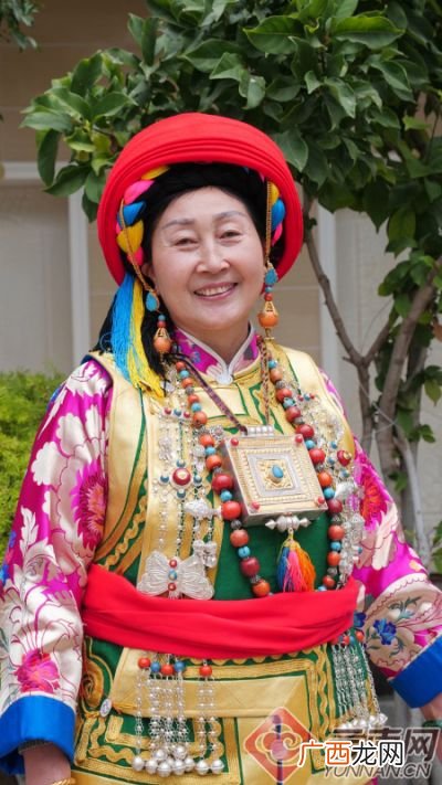 藏族的服饰特点,藏族的传统服饰有什么特点?和地理有什么关系?
