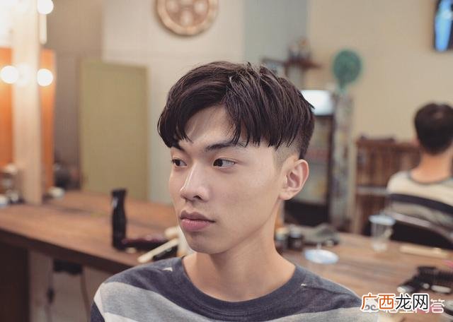 圆头的男生适合什么发型,男人头圆适合什么发型？