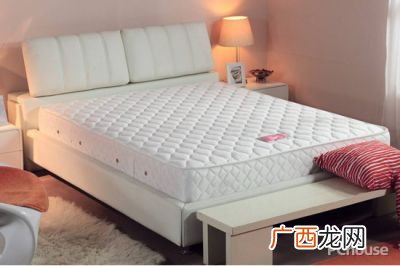 席梦思床垫上面铺什么,罗马柱的床怎么铺床单？