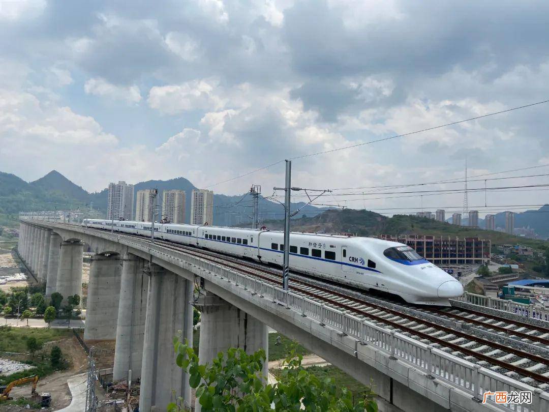 六盘水高铁站在哪里上车,六盘水师范学院到哪个高铁站近？