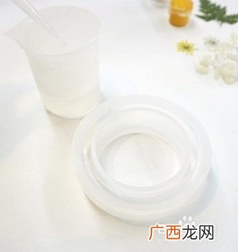 怎么制作有字的滴胶手镯,你做过的手工制作有哪些？