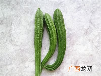 丝瓜怎么切成滚刀块,丝瓜切片还是切块？