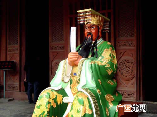 关于追封和谥号的问题,臣子死了皇帝追封的圣旨怎么写,臣子官位是丞相,内容要讲一下臣子的功绩,再追封个封号什么的,求帮忙?
