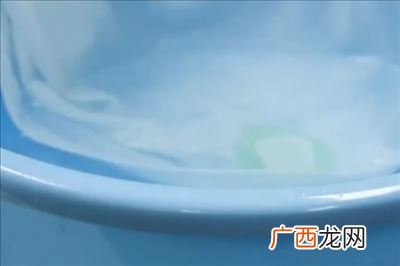 AB胶水沾衣服上怎么去掉,AB胶水沾衣服上怎么去掉？