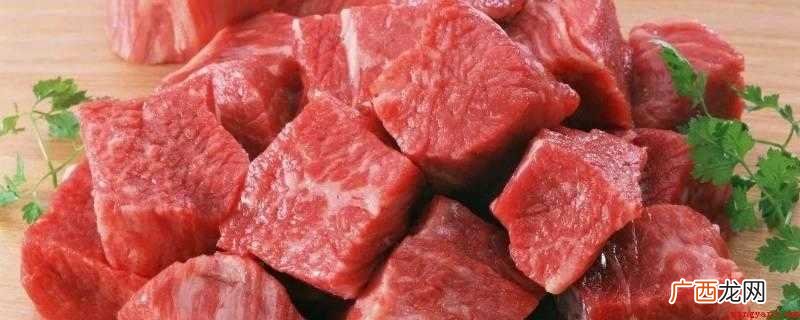 高压锅放在大火上,盖上锅盖,待牛肉完全煮沸 牛腩高压锅上汽几分钟