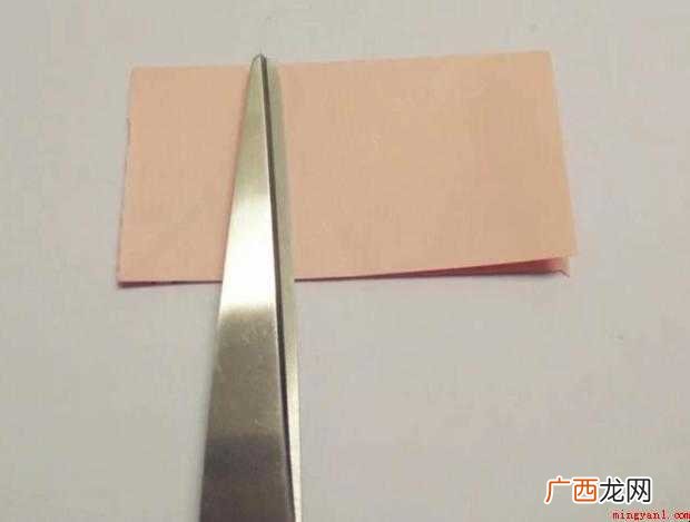 如何用纸来剪立体的春字