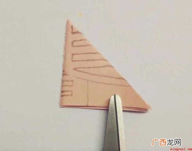 如何用纸来剪立体的春字