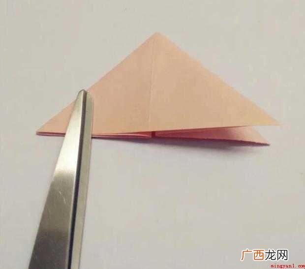 如何用纸来剪立体的春字