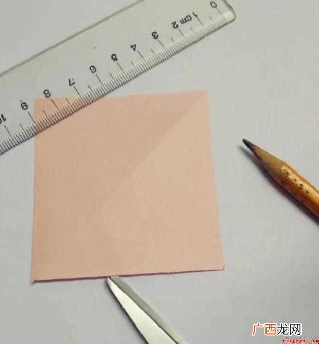 如何用纸来剪立体的春字