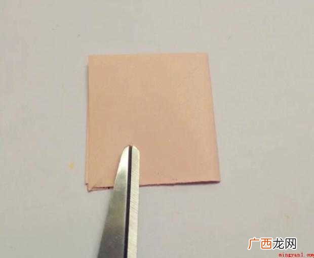 如何用纸来剪立体的春字