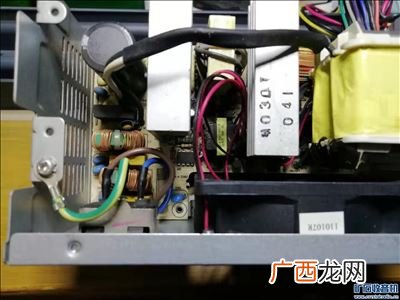 电脑电源开关怎么接线,电脑主板上的电源开关插头怎么接啊？