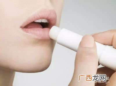 口红不沾杯的方法,口红不沾杯方法？