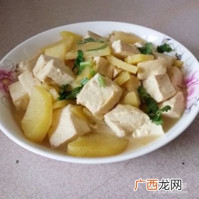 清汤炖豆腐怎么做好吃,清汤豆腐烧鱼家常做法？